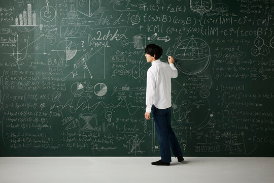 壁一面の黒板に数式を書き詰める