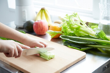 野菜を切っている手元