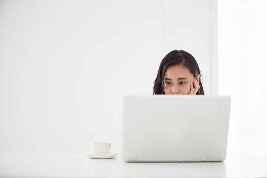 パソコンをする女性