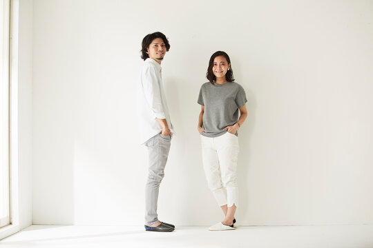 壁前に立つ男女二人