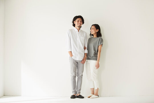 壁前に立つ男女二人