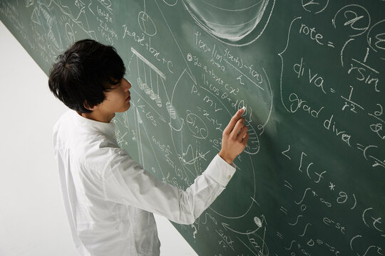 壁一面の黒板に数式を書き詰める