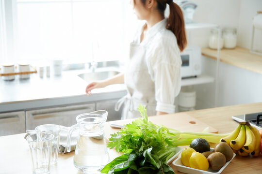 キッチンで料理をする女性