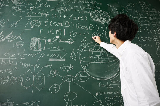 壁一面の黒板に数式を書き詰める