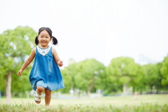 公園内での広場で走る女の子