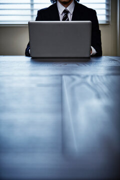 会議室でパソコンをするビジネスマン