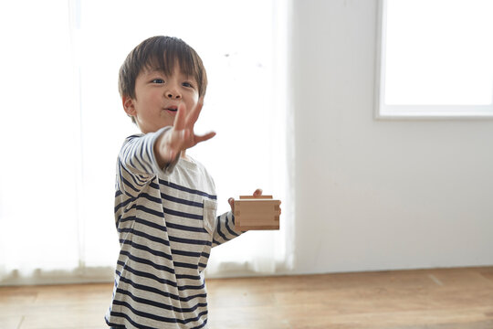 部屋の中で豆まきをする男の子