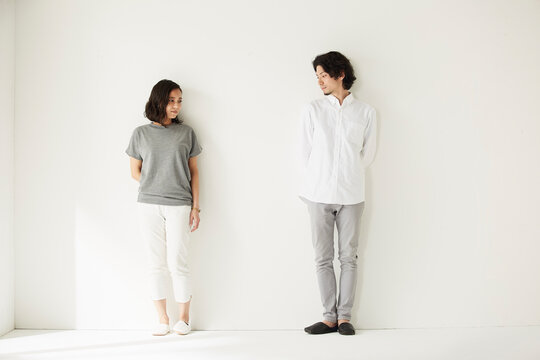 壁前に立つ男女二人