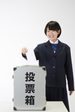 投票している女子学生