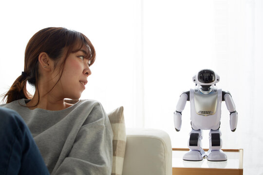 リラックスしてロボットと話す女性