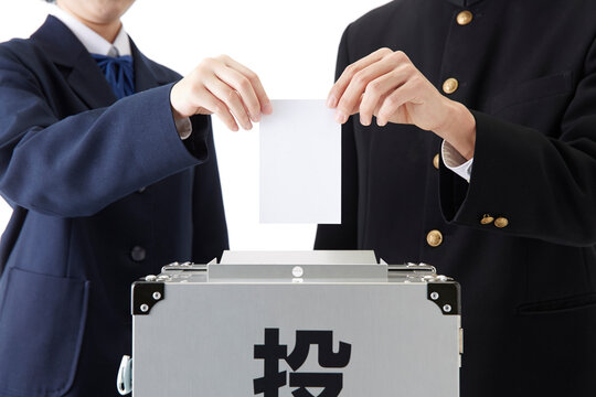 学生が投票している手元