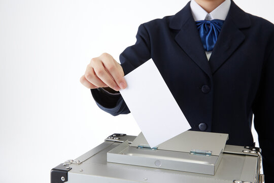 投票している女子学生