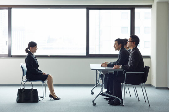 オフィスで面接を受けている女性と面接官