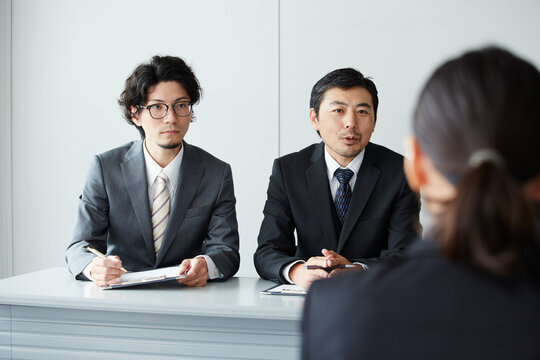 オフィスで面接を受けている女性と面接官
