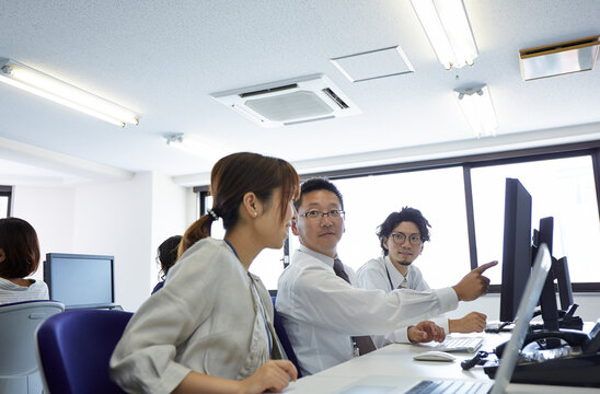 オフィスで働く人たちの様子