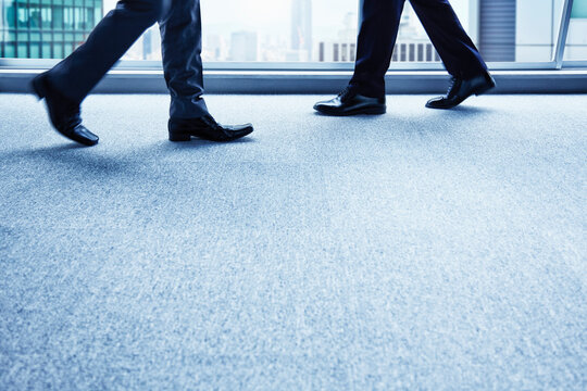 交差する二人の男性の足元