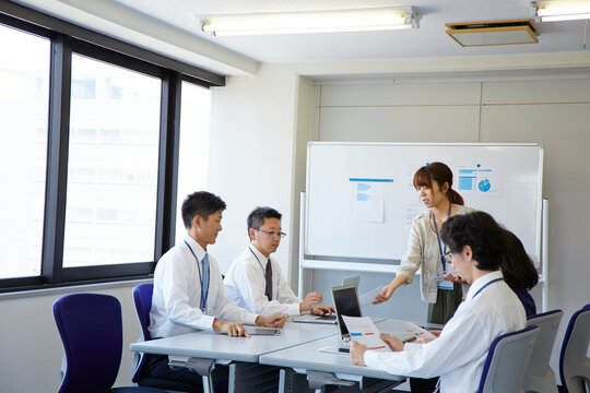 会議の準備をしている社員の様子