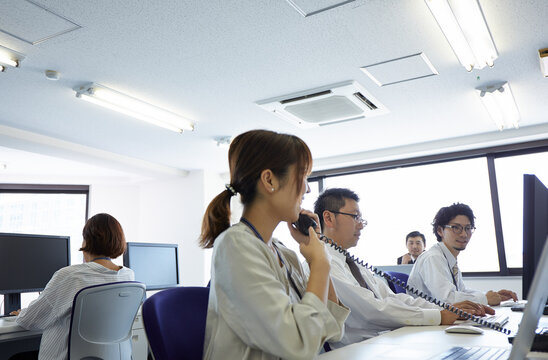 オフィスで働く人たちの様子