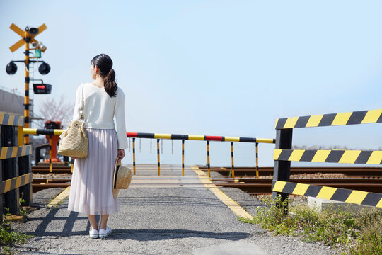 踏切で電車待ちをする女性 ,日本,大阪府,泉南市周辺