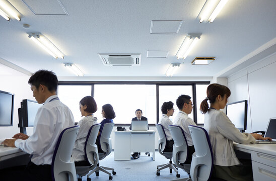 オフィスで働く人たちの様子