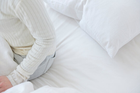 ベッドに座る女性