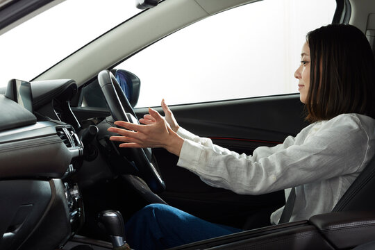 自動運転車に乗る女性