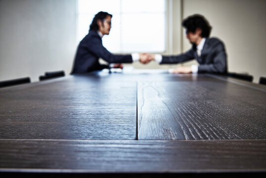 会議中のビジネスマンたち