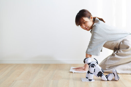 ロボットと雑巾掛けをする女性