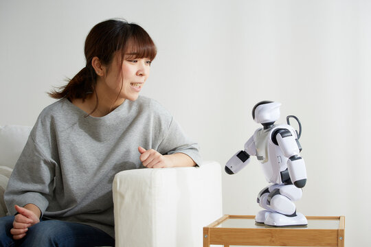 ロボットと会話する女性