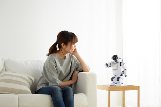 ロボットと会話する女性