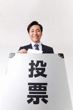 投票しているスーツを着た男性