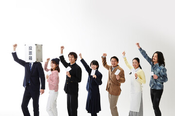 投票箱マンと並び拳を上げる人々