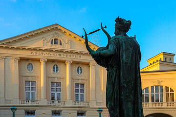 Figürliche Darstellung von Kunst vor dem historischen Theater in Baden bei Wien, aus geführt als...
