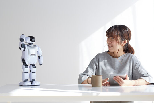 ロボットと会話をする女性