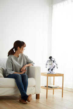 ロボットと会話する女性
