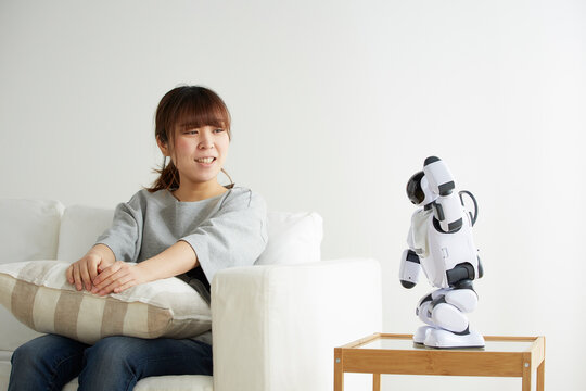 ロボットと会話する女性