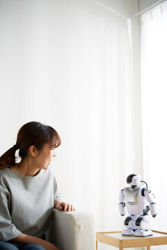 ロボットと会話する女性