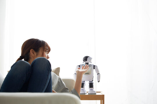 リラックスしてロボットと話す女性
