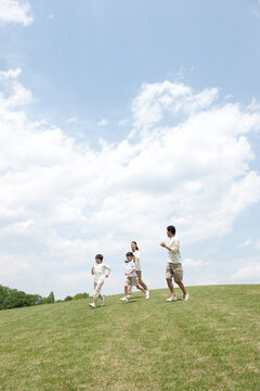 公園を走る4人家族 ,名古屋市
