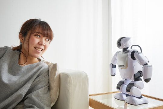 リラックスしてロボットと話す女性