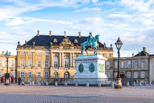 amalienborg castle in copenhagen