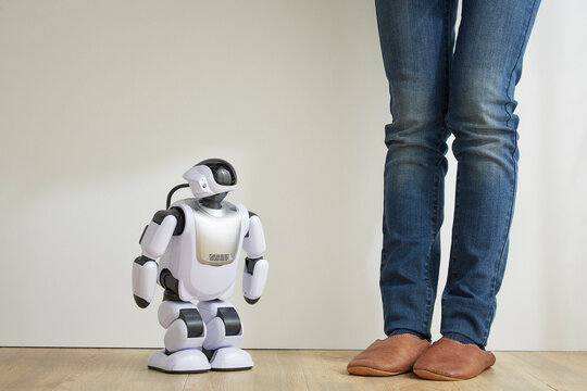 立っている女性の足とロボット