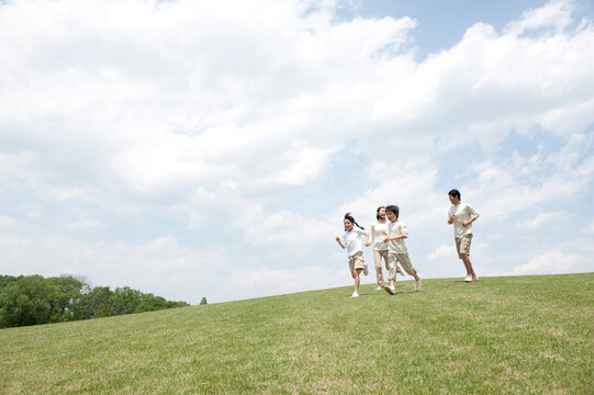 公園を走る4人家族 ,名古屋市