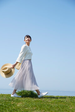 海辺を歩く女性 ,日本,大阪府,泉南市周辺