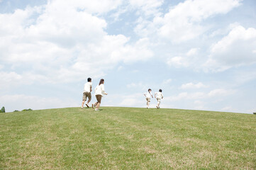 公園を走る4人家族 ,名古屋市