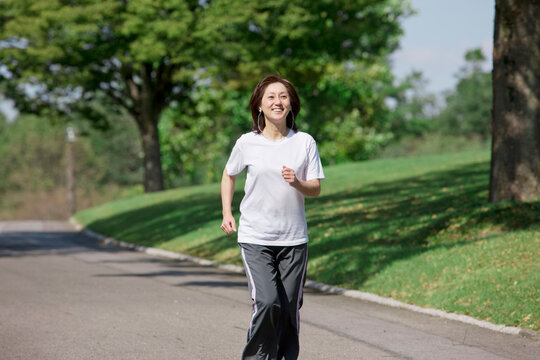 ジョギングをする中高年女性
