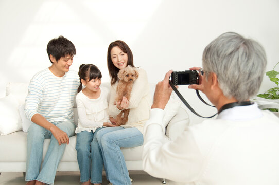 写真を撮る祖父と女の子の家族