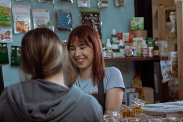 Clienta se acerca al mostrador donde la cajera le muestra los productos y los precios