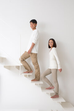 階段を登る夫婦