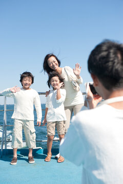 船の上で写真を撮る家族